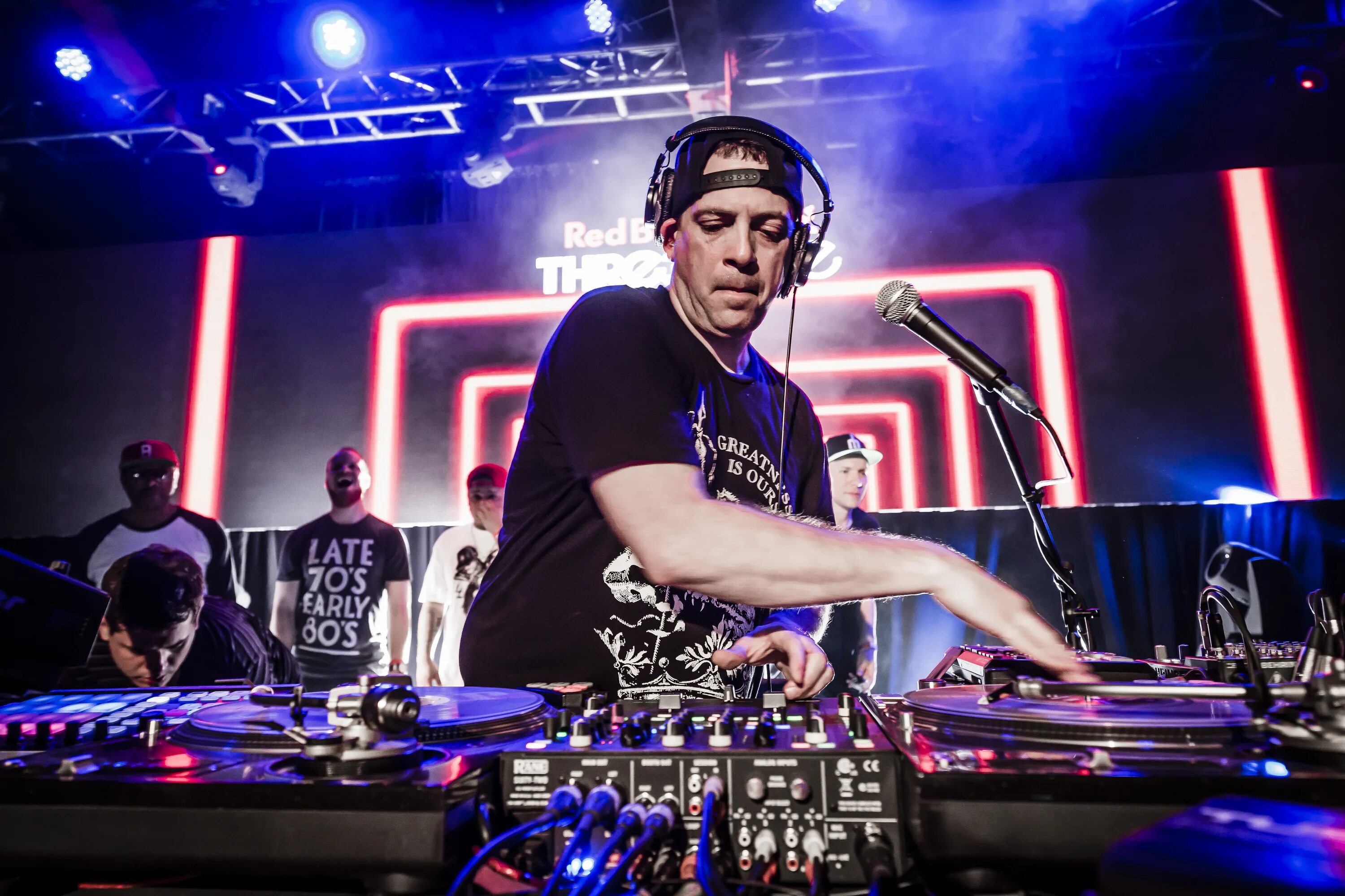 ди джей с большой грудью. Dj great passion. логотип диджея.