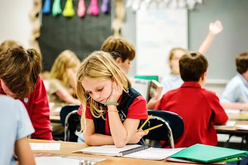 полный курс английской грамматики наталья андреева. дети на уроке английского. дети на уроке английского. курсы английского для начальной школы. иностранный язык начальная школа.