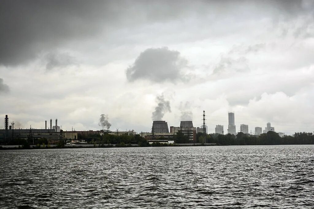 Загрязнение атмосферы екатеринбург. Смог в свердловской области. Экология екатеринбурга екб. Екатеринбург экология. Новокузнецк грязный воздух.