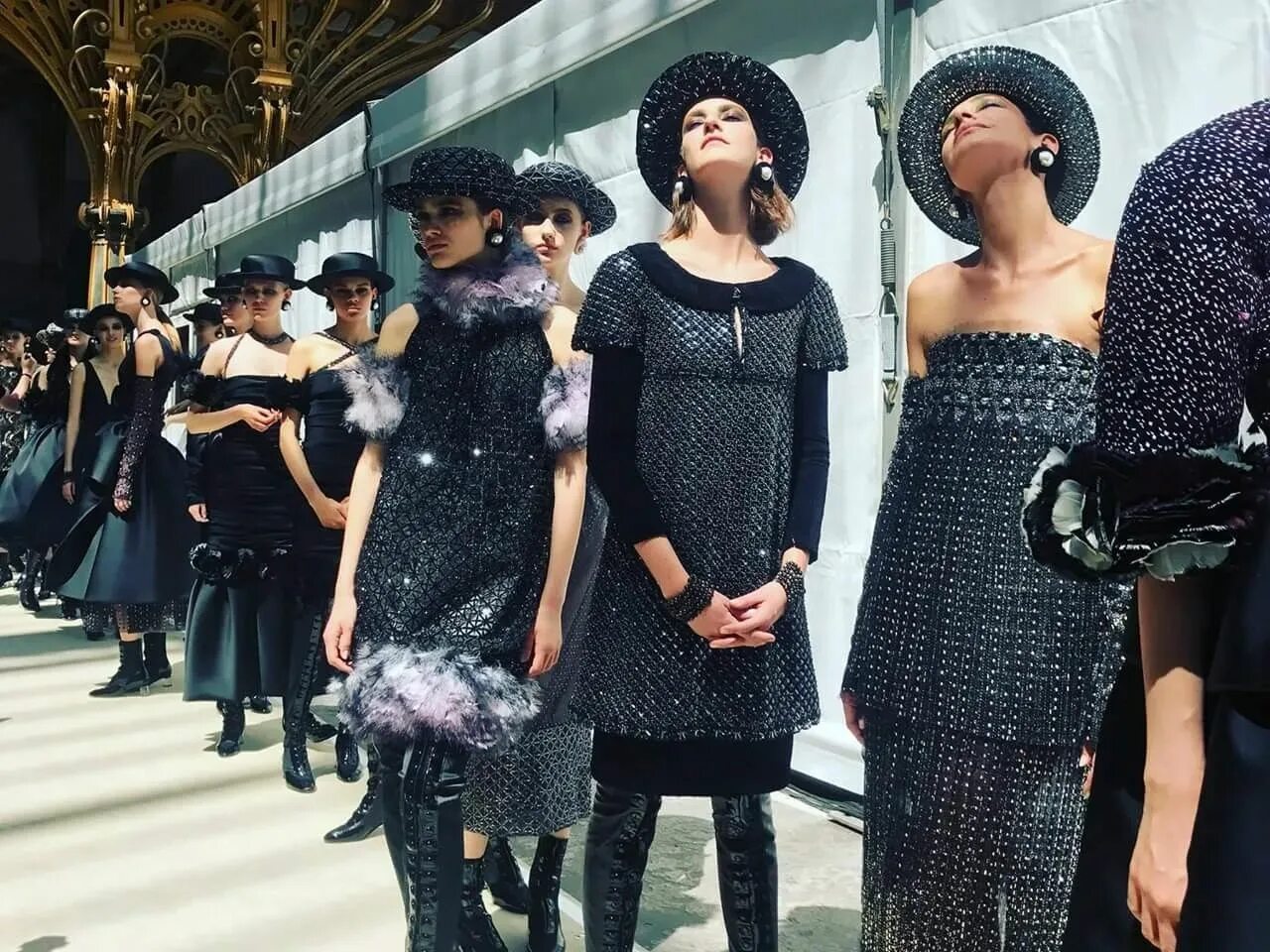 Chanel metiers d art 2019 2020. Модный дом шанель. Коллекция коко шанель 2021. Модный дом шанель. Карл лагерфельд дом моды.