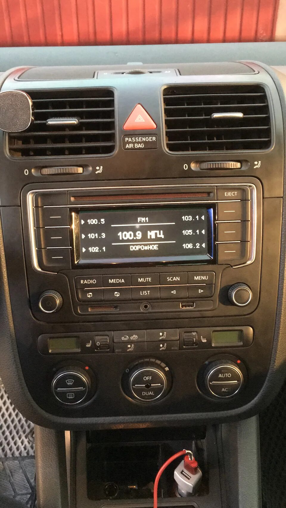 Как снять магнитолу джетта 5 AUX в штатную магнитолу MANSOON (premium 6) Volkswagen Jetta IV, 2 л, 2002 год