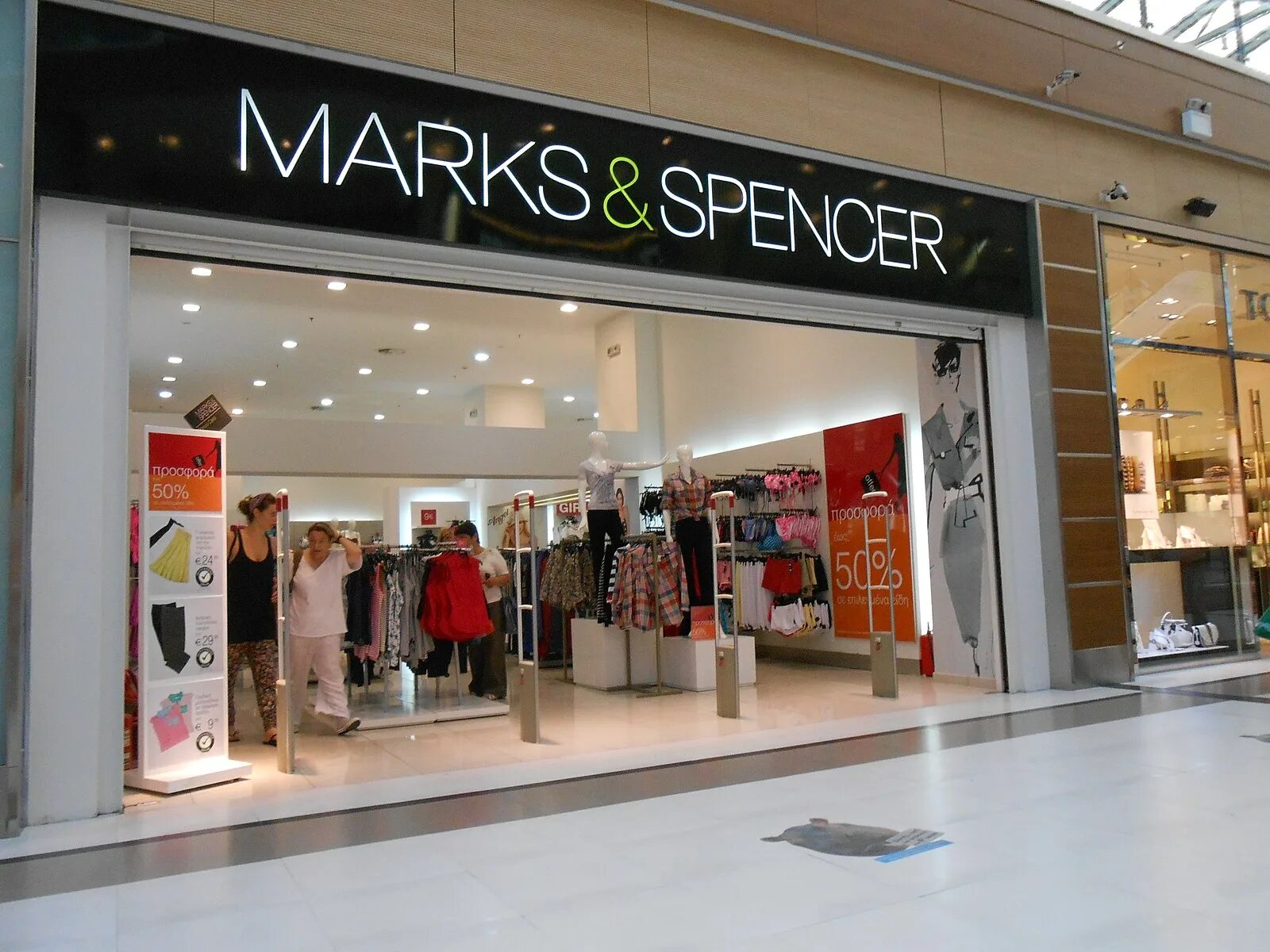 Магазин marks spencer. Магазин Marks & Spencer в Англии. Магазин Маркс и Спенсер в Лондоне. Сайт магазина Маркс энд Спенсер.