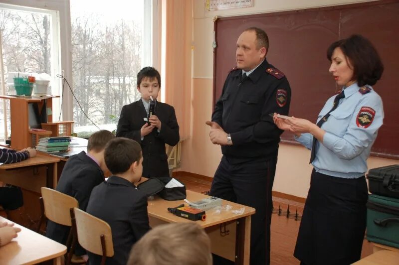 Дети сотрудника полиции в школу. Сотрудник полиции в школе. Полицейский в школе на уроке. Полиция проводит урок в школе. Профилактика с детьми в школе полиция.