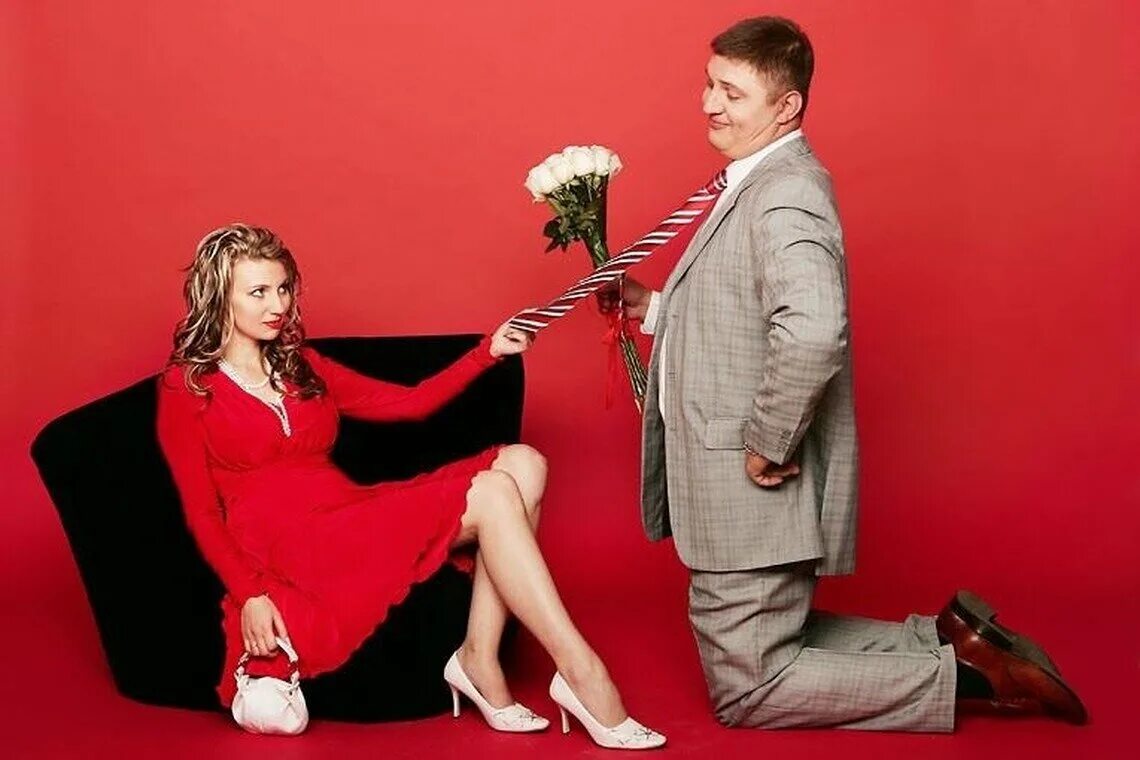Хвастается перед девушкой
