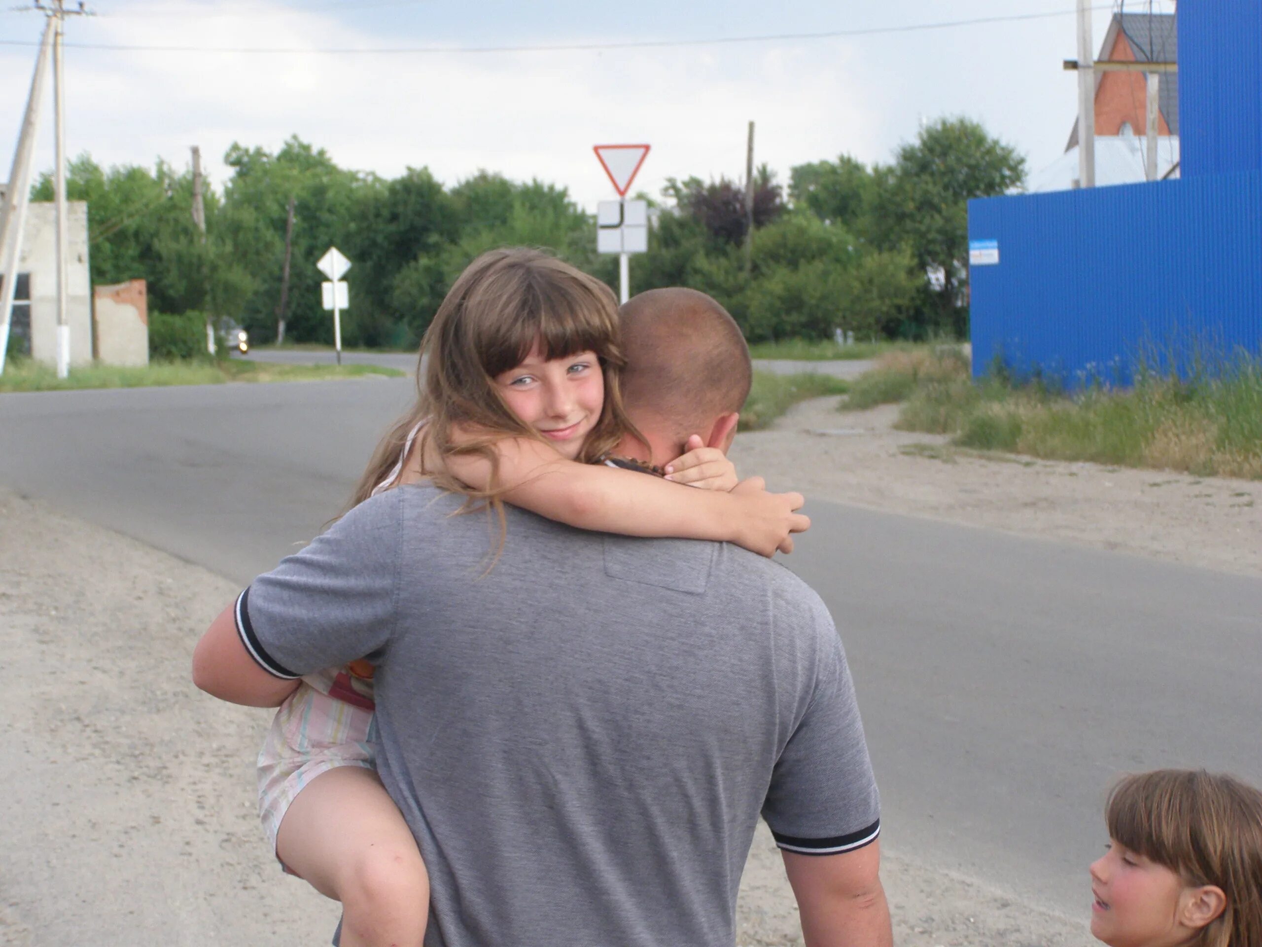 Лапаю ребенка. Дети лапают женщин. Папа лапает дочь.