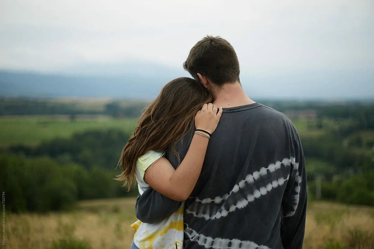 If s i s back. Couple from back. Love back. Your boyfriend авы. Couple looking at each other.