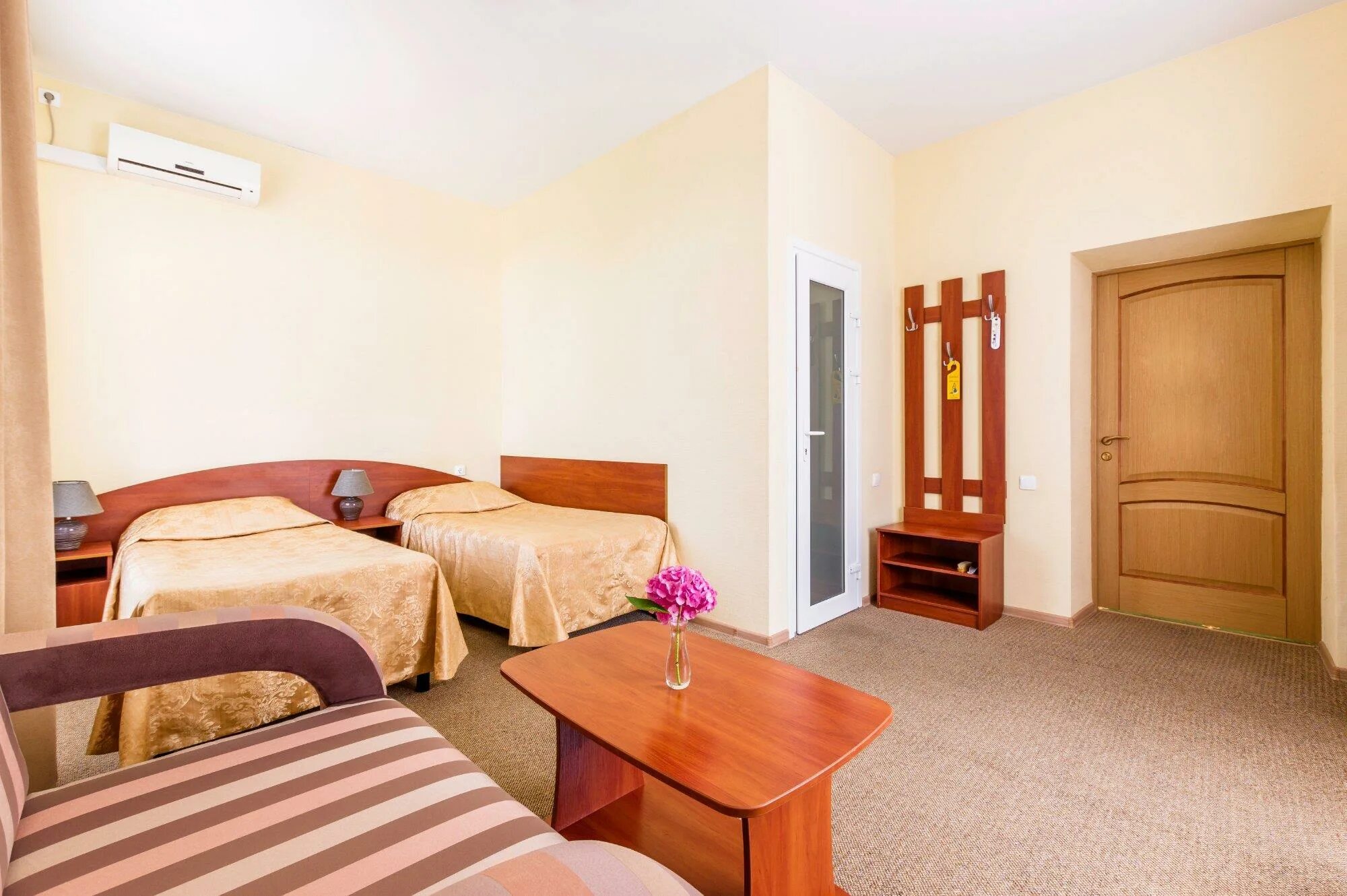 Магадан путевка. Адмирал тур. Магадан туризм. Трасса колыма. Набережная маяк магадан.