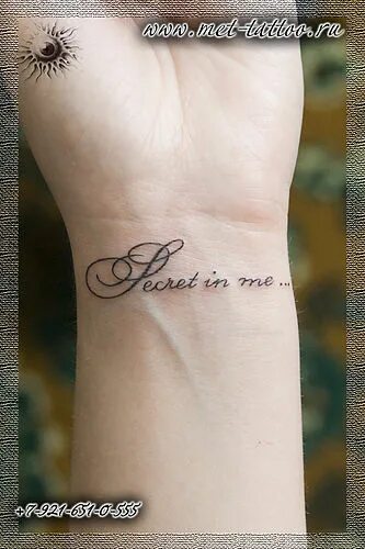 тату надписи. тату на запястье. тату надпись на запястье. This is too shall pass татуировка. тату на запястье на латыни.