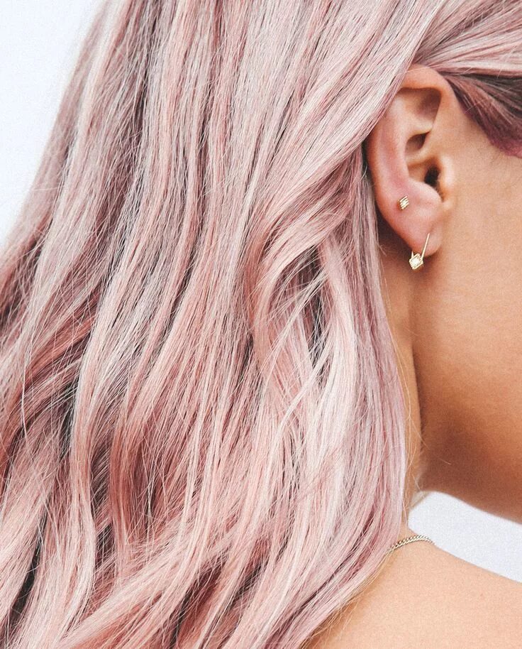Металл с розовым отливом. Роуз Голд цвет волос. Розовый блонд. Волосы с розовым отливом. Розовое мелирование.