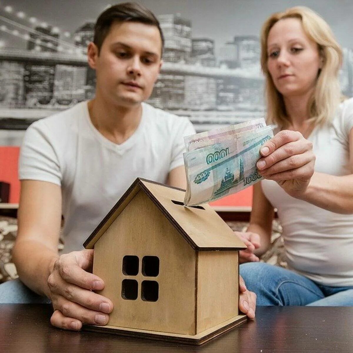 Есть ли продажа квартир. Семья копит на квартиру. Накопить на жилье. Квартира деньги. Ипотека для бюджетников.