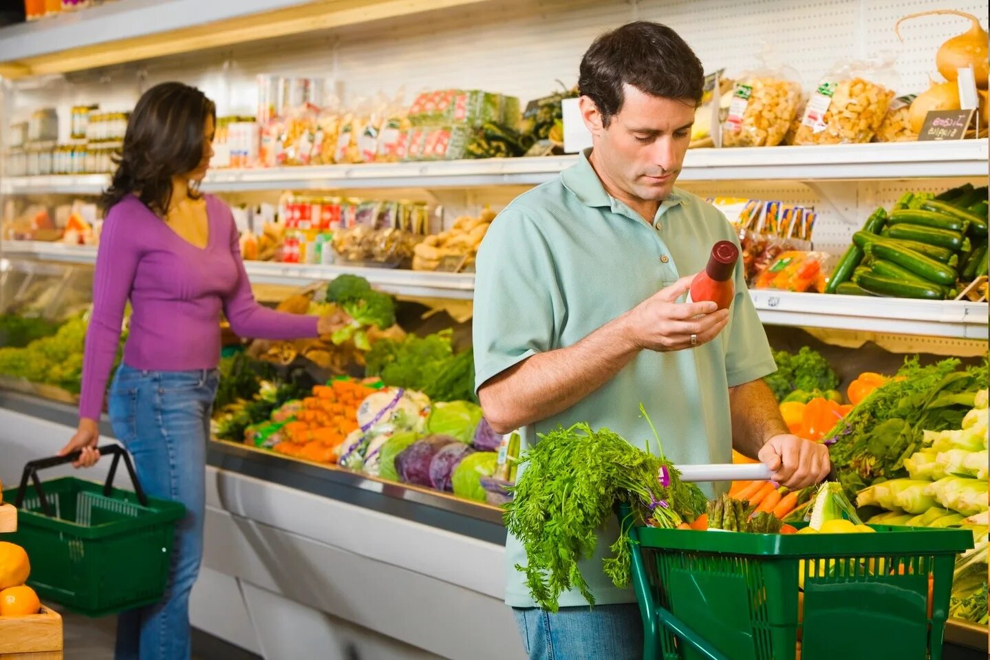 Покупка товаров питания. Покупатель в магазине. Выбор продуктов питания. Покупатели в магазине продуктов. Потребители овощей.