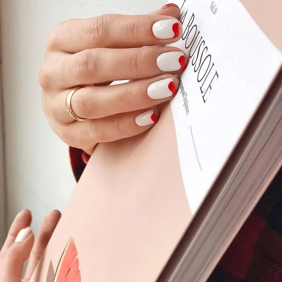 Маникюр фон. Красивые ногти для работы. Маникюр на фоне книги. Идеи для фотосессии маникюра. Готовые посты для маникюра