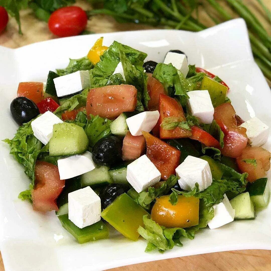 Простой рецепт греческого салата в домашних условиях. Салат греческий классический с фетаксой. Сыр для греческого салата фетакса. Греческий салат с сыром фетакса.