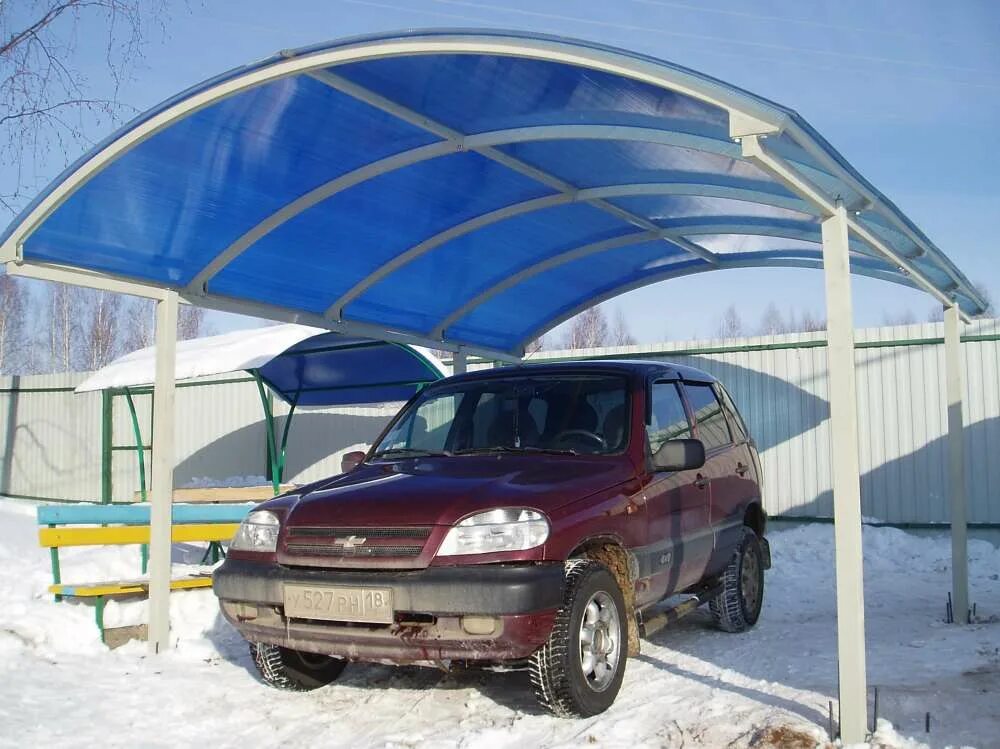 Навесы для автомобилей. Навес во дворе. Навес какое лучше. Двухуровневый полуарочный навес. Навесы изпликорбоната.