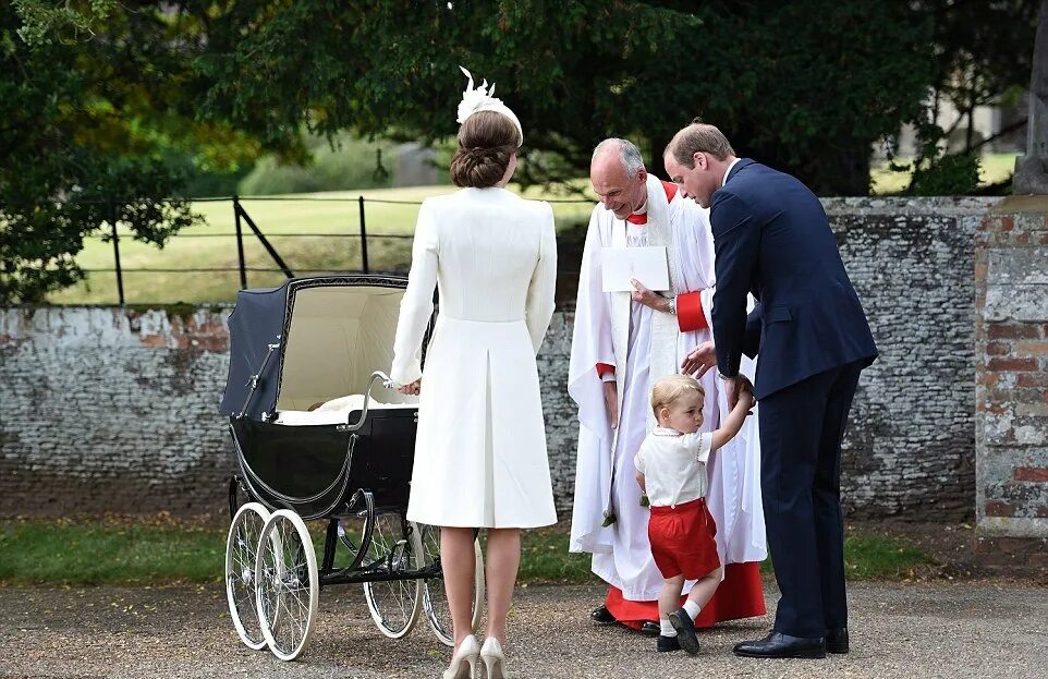 Приезд принцессы. Кейт Миддлтон крещение принцессы Шарлотты. Крестильное платье детей Кейт Миддлтон. Крестины Шарлотты Кембриджской.