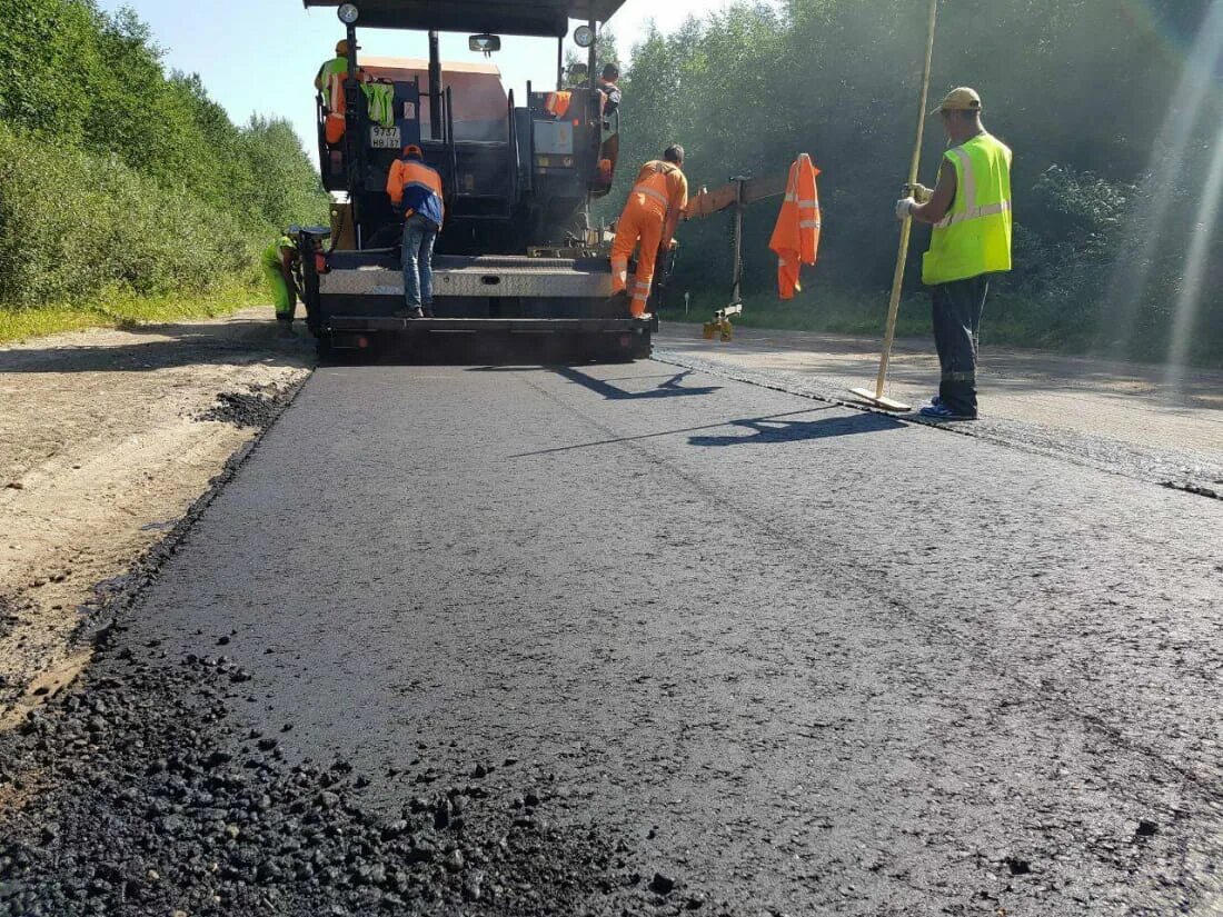 Строительство дорог новгороде. Укладка дорог. Асфальтирование дорог. Ремонт дороги. Укладка асфальта на трассе.