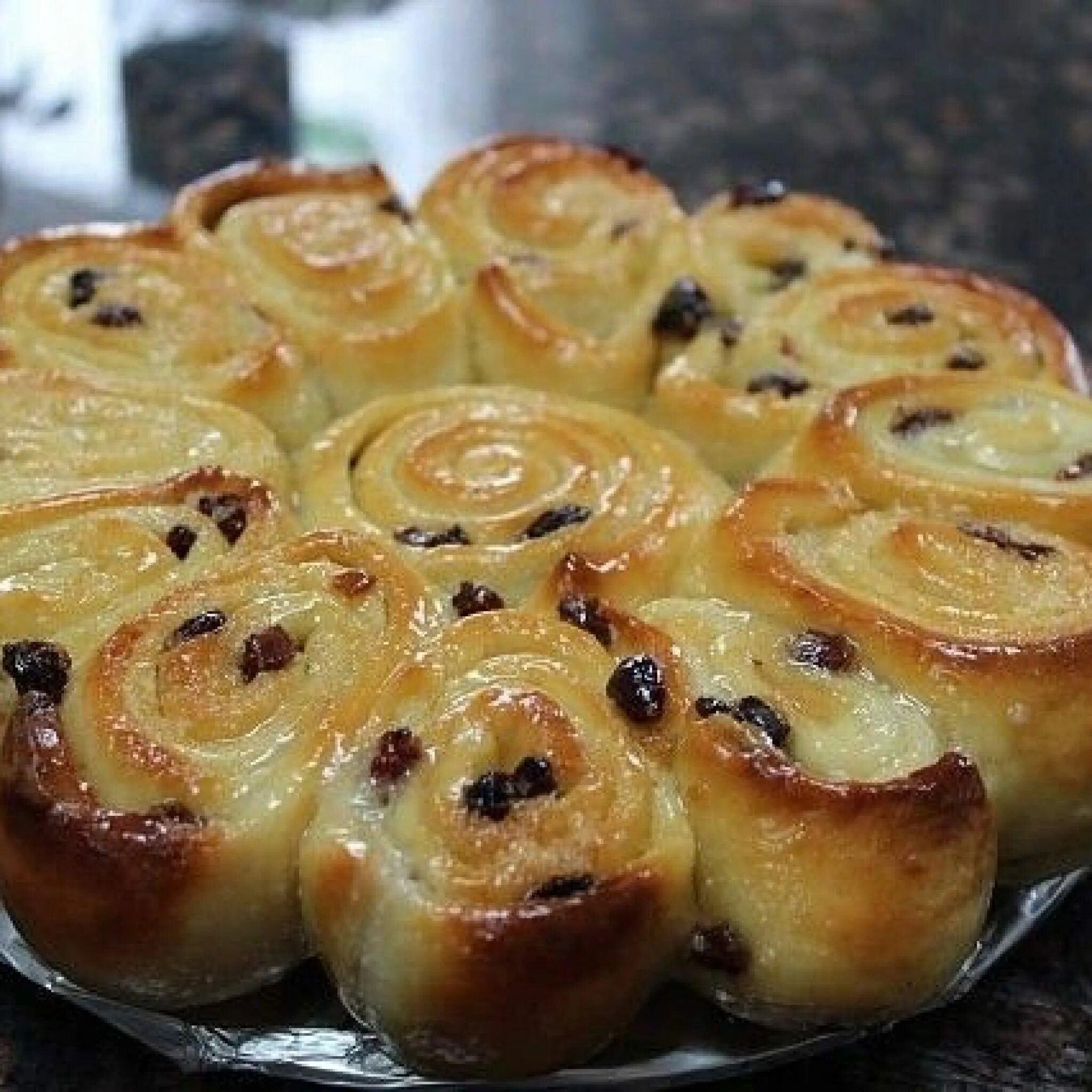 Рецепты вкусных дрожжевых булочек. Сдобная булочка. Булочки дрожжевые пышные. Сладкие булочки из дрожжевого. Красивые булочки.