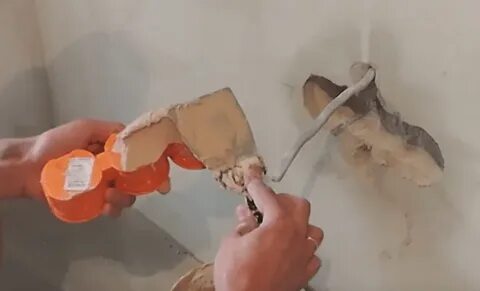 Заделываем дыры алебастром