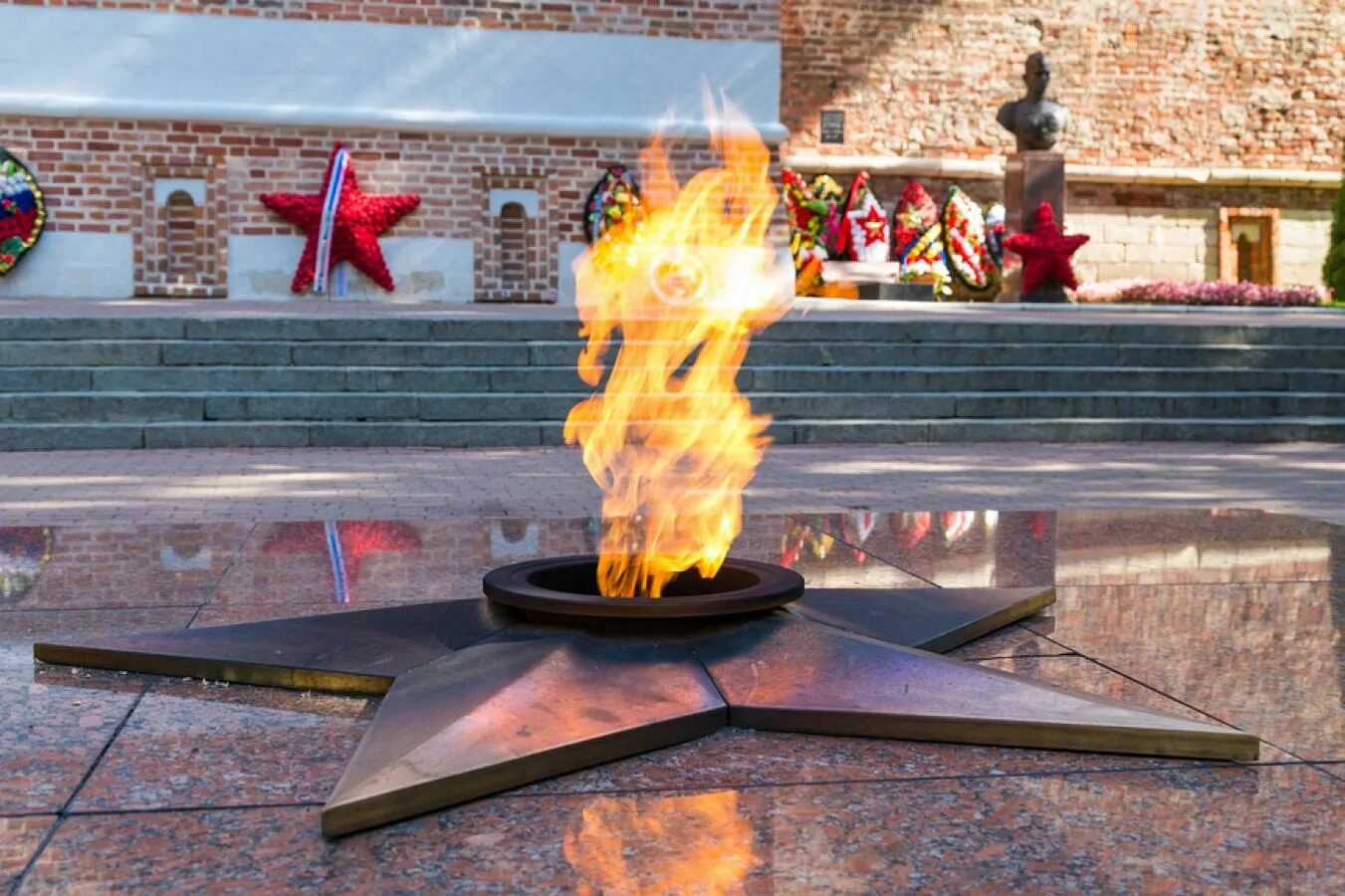 Памятники с вечным огнем Великой Отечественной войны. Мемориалы Великой Отечественной войны вечный огонь. Смоленск мемориал памяти ВОВ вечный огонь. 9 мая день победы вечный огонь