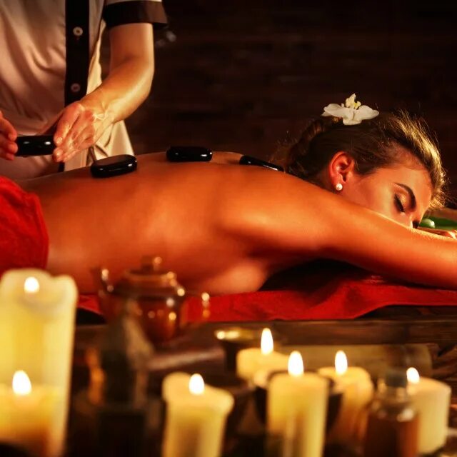 Девушка со свечами фотосессия. Девушка делает свечку. Фотосессия со свечами. Девушка со свечкой в руках. Волшебница.