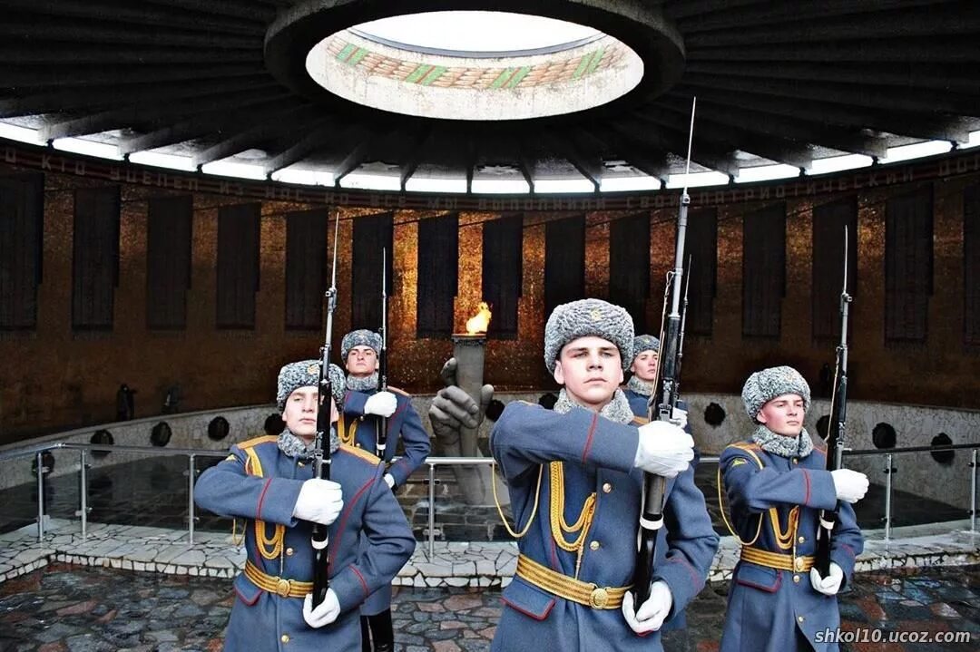 Форма роты почетного караула волгоград. Курск ремонт раскопы квадра фото. Момент истины на пятом. За кадром мем. Курск что осталось за кадром караулов.