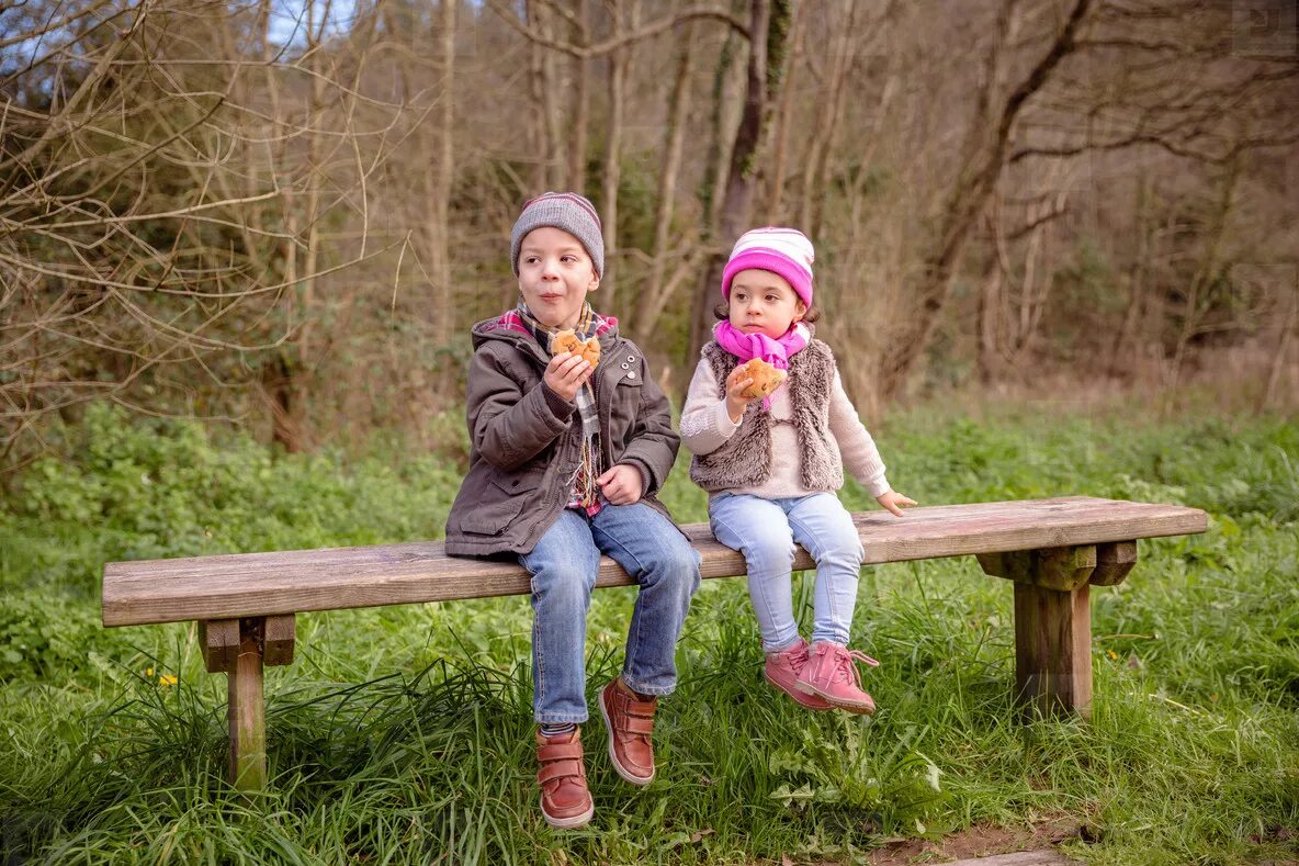Девочки маленькие на лавке виляют ногами. Девочка за столом. Индифферентный стиль воспитания в семье картинки. Маленькие девчонки. Индифферентный стиль воспитания картинки.