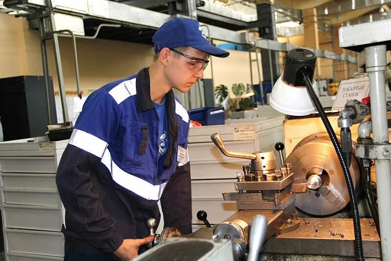 продмастер. вакансии мастера технолога. технолог в швейный цех. технолог на заводе. рабочие на предприятии.