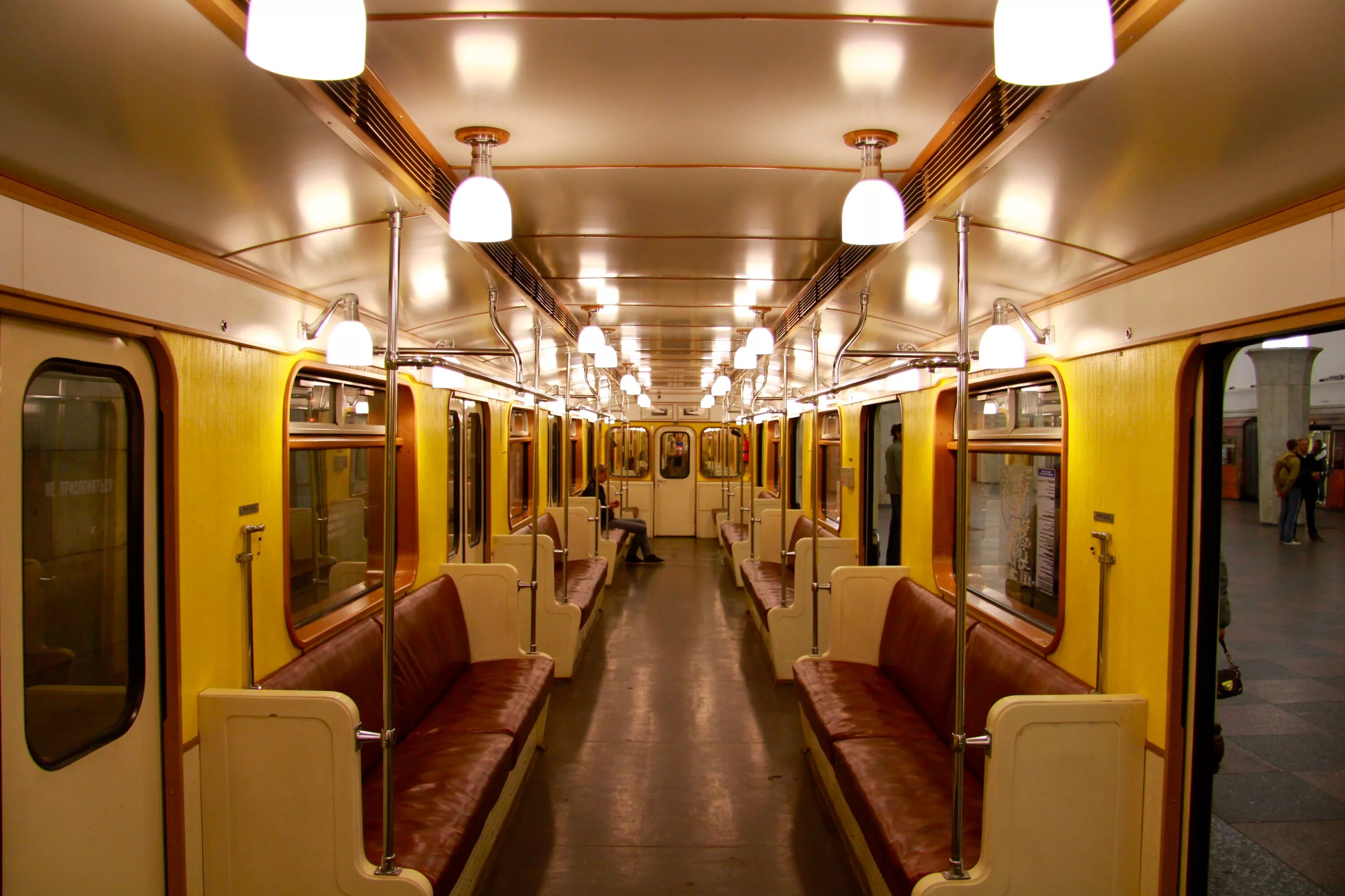 Сокольники ретро поезда метрополитен. Ретропоезд сокольники вагон метро. Ретропоезд сокольники метро. Метропоезд сокольники поезд метро. Метро коричневое.