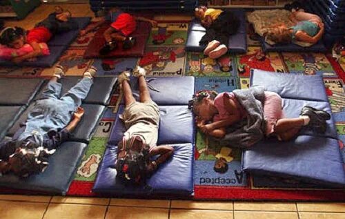 Сон в садике. Дети спят в садике. Тихий час в детском саду. Детские сады в Америке тихий час.