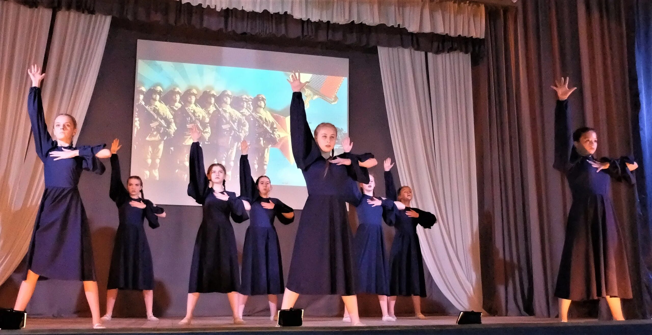 выступление полунина в узбекистане под песню шамана. импровизация – старинный танец. детский танец под песню шамана встанем. 28 марта полунин. полунин в узбекистане.