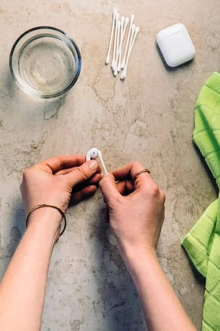 Сломанные наушники airpods pro. Чистка airpods. Чистка наушников apple earpods 2. Наушники apple earpods внутри. Как почистить эирподсы.
