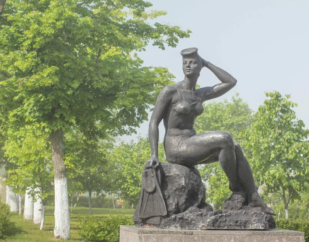 памятник юрию деточкину. юрий деточкин памятник в самаре. скульптуры на самарской набережной. юрий деточкин памятник в самаре. памятник буратино самара.