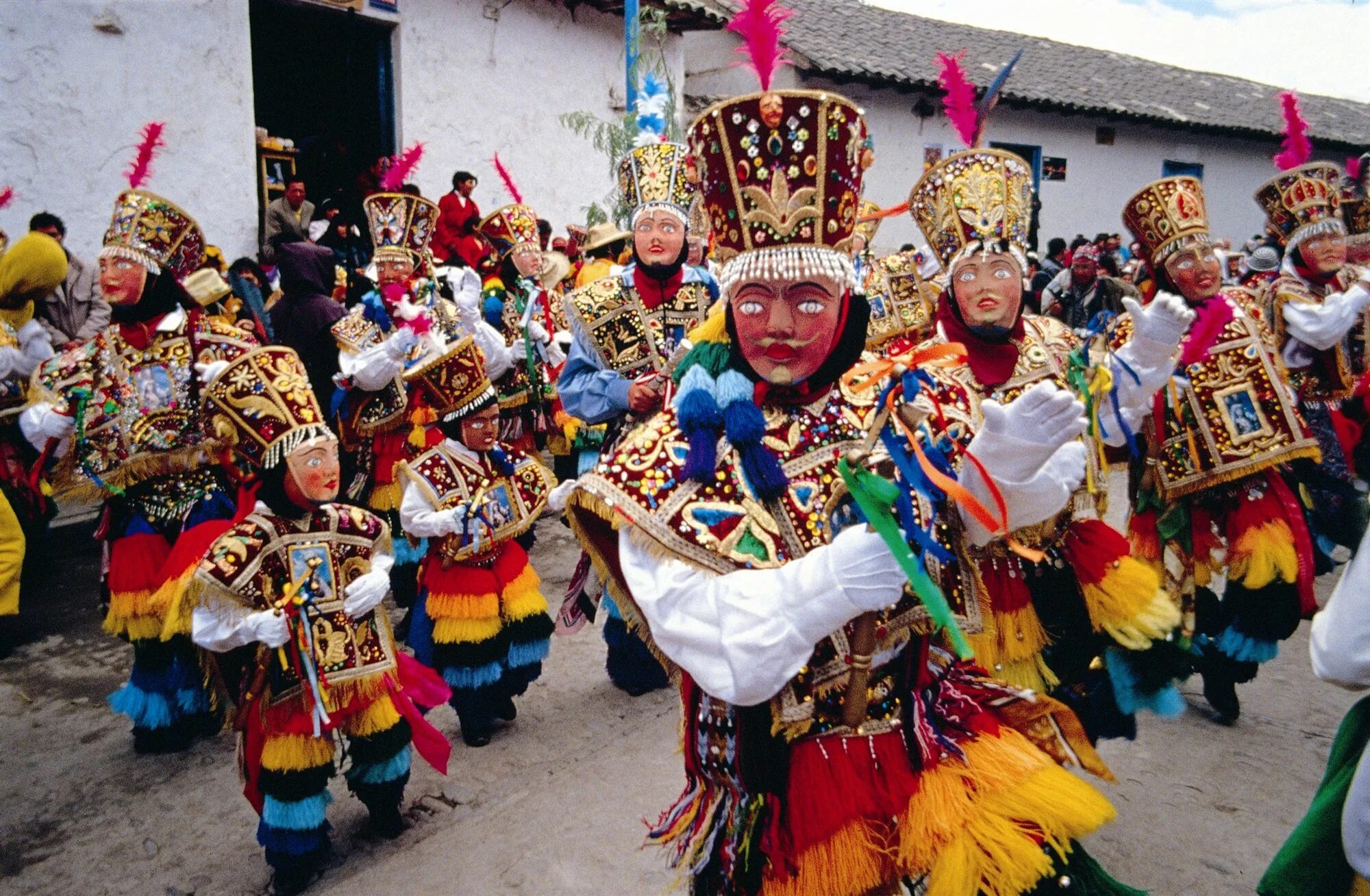 Быт и традиции южной америки. Карнавал Куско Перу. Новый год в Перу. Новогодние традиции Эквадора. Традиции Перу.