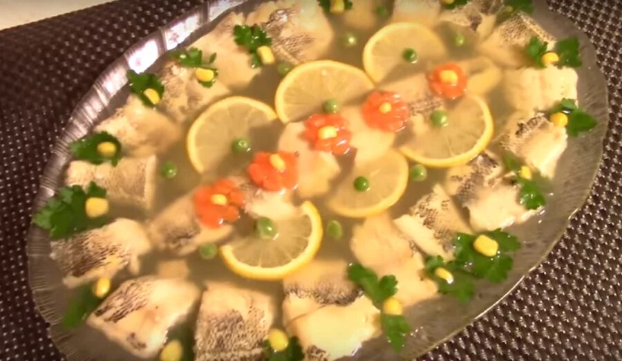 Заливное из рыбы минтай. Заливное из рыбы с желатином. Заливное из минтая. Заливное из минтая пошаговый. Судак рыба заливное.