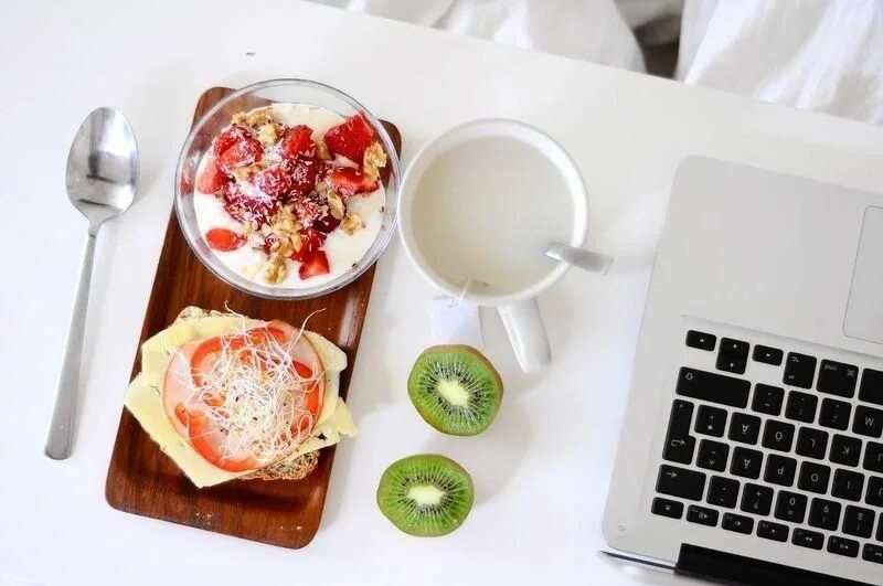 Утро завтрак. Завтрак яичница и кофе. T me breakfast in. Завтрак для мужчины. Английский завтрак великобритания.