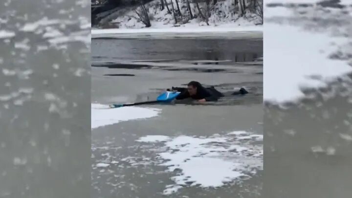 Спас собаку из ледяной воды.