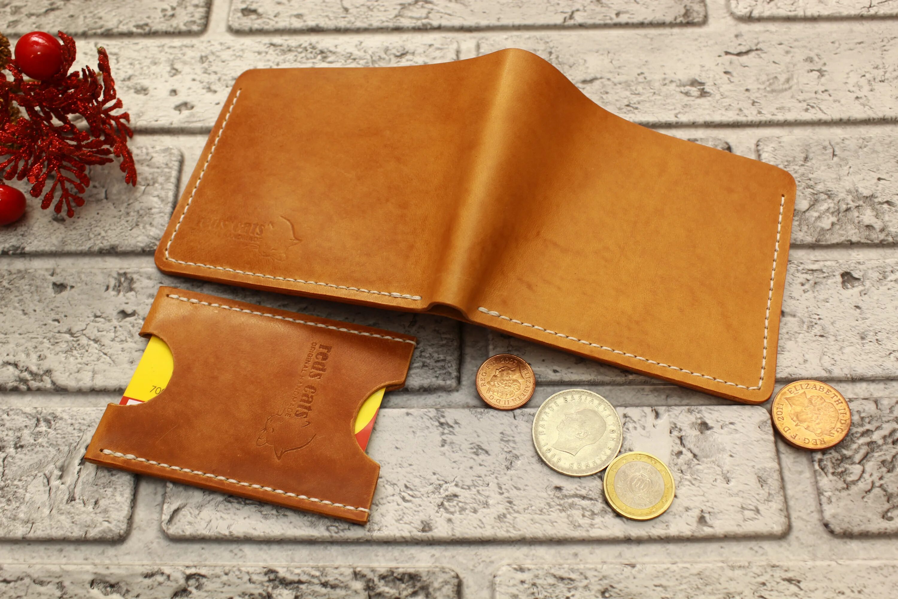Leather wallet. Italian leather кошельки. кошелек из кожи человека. портмоне из кожи yongshi. шитая нитка на кожаный бумажник.