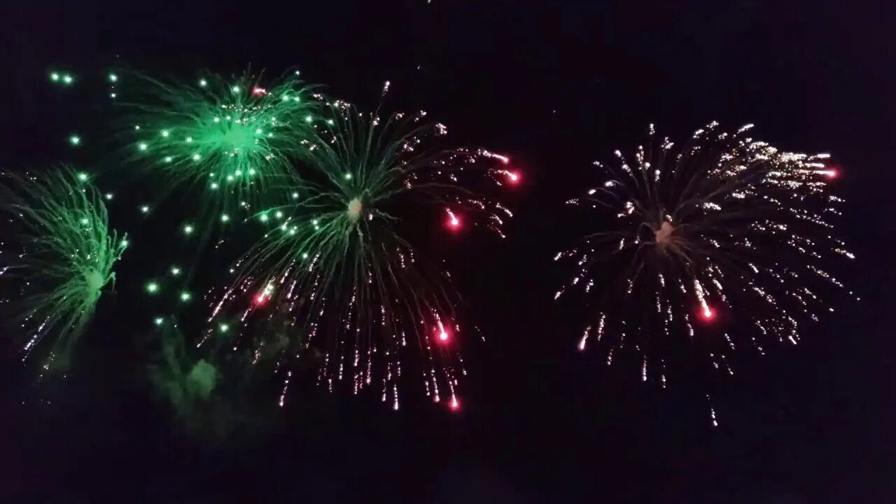 Салюты на фоне города. Будет ли салют сегодня в воронеже. День флага салют. Салют воронеж. Фейерверки запрещены.