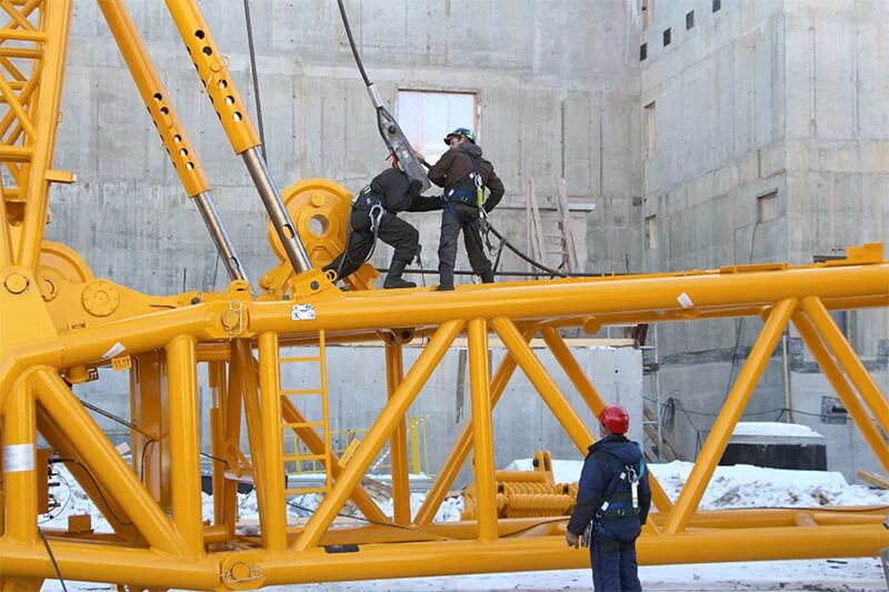 Стропальщик на заводе. Машинист гпм управляемых с пола. Обучение гпм. Грузоподъемные машины управляемые с пола. Монтаж грузоподъемного оборудования.
