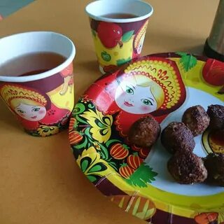Угостили конфетой