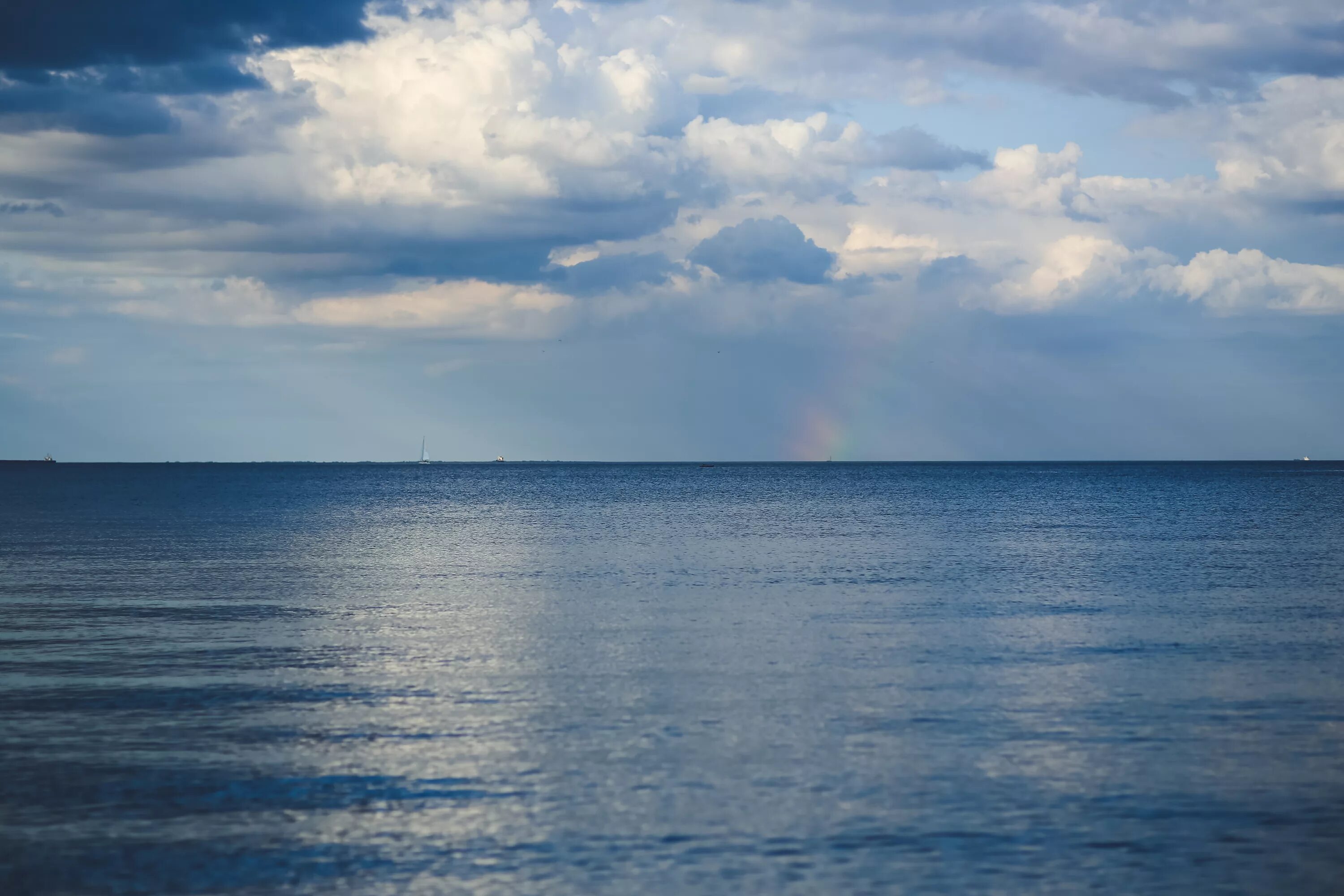 Вода первый горизонт. Галоклин Балтийское море. Море Горизонт. Море и небо. Водная гладь.