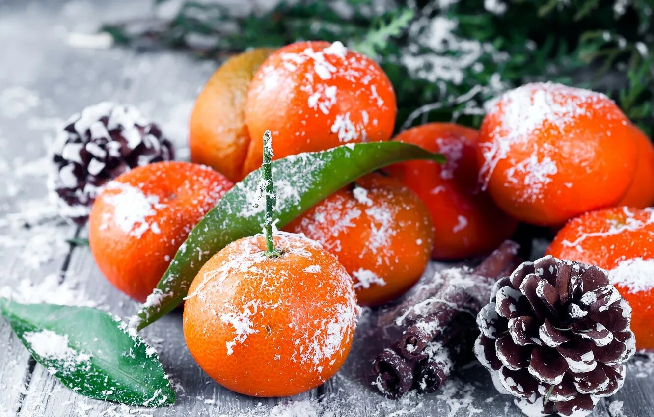 Фруктовая зима. Новогодний мандарин.. Мандарины новый год. Апельсины на снегу. Мандарины на снегу.
