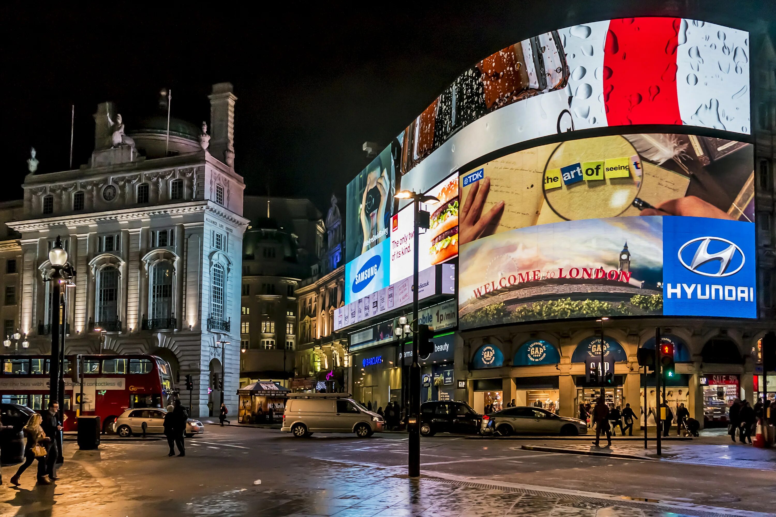 Реклама центр города. Пикадилли-стрит улицы Лондона. Piccadilly Street улица в Лондоне. Пикадилли-сёркус, Лондон, Великобритания. Цирк Пикадилли в Лондоне.