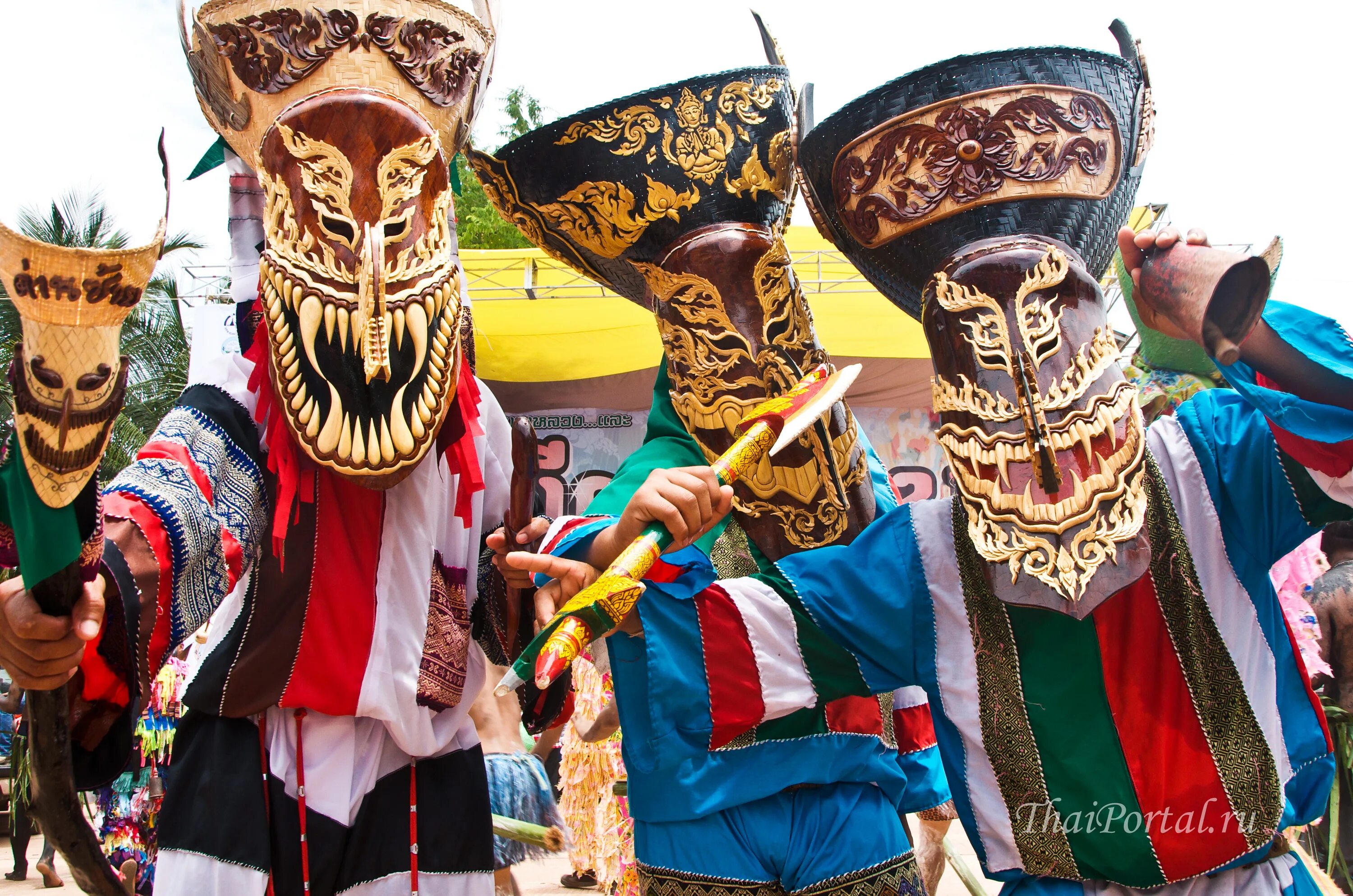Праздник в тайланде в феврале. Фестиваль призраков Тайланд. Карнавал в Тайланде. Маски Таиланда Кхон. Ghost Festival (phi ta Khon).