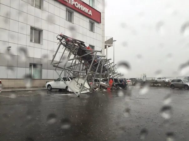 Упала вывеска. Континент Омск. Омск Континент для машин. Вывеска упала. Фото упавшей вывески SAP.