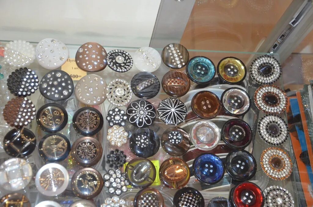 Пуговицы для шубы из норки. Пуговица для шубы норковой. Пуговицы для шубы. Пуговица шубная. Пуговицы на белой норковой шубе.