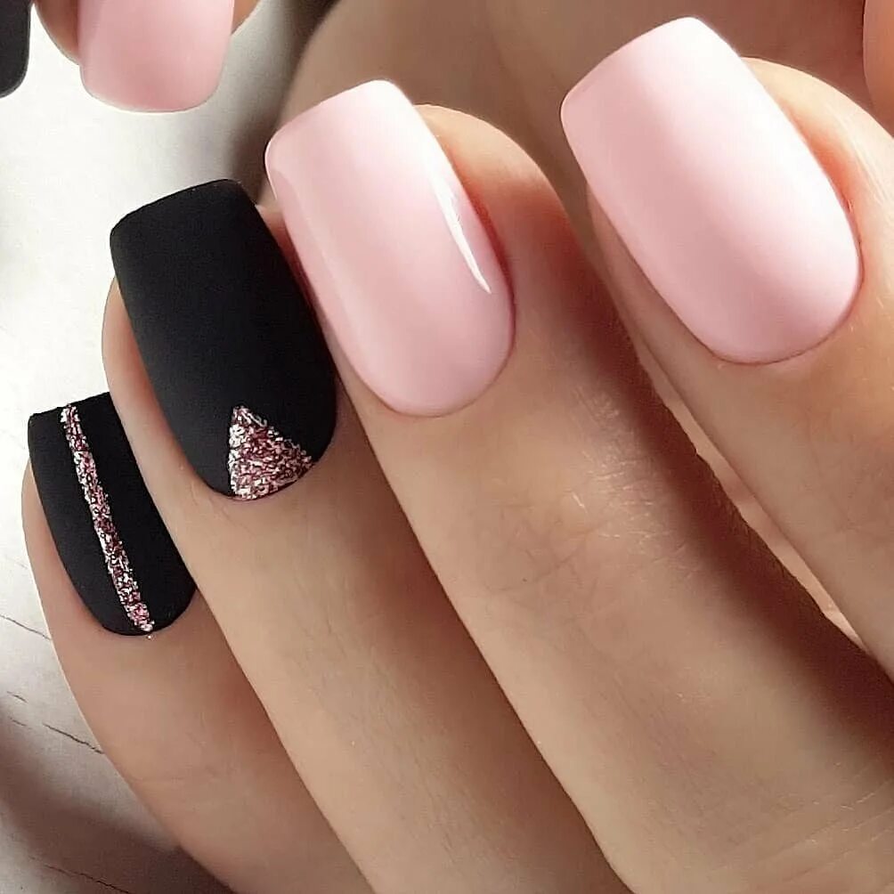 Идея ногтей квадратной формы. Маникюр на квадратные ногти. Матовый маникюр. Маникюр розовый с черным. Розовые ногти.