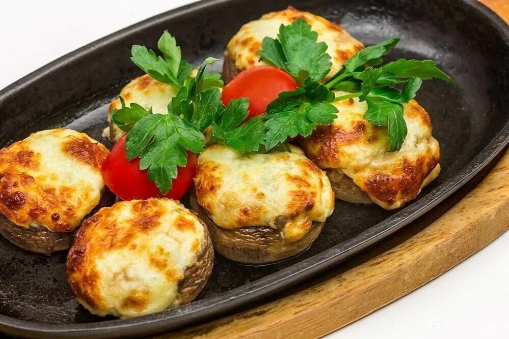 сулугуни для запекания. шампиньоны с сыром сулугуни. сыр сулугуни копченый. сулугуни на кеци. сулугуни на кеци.