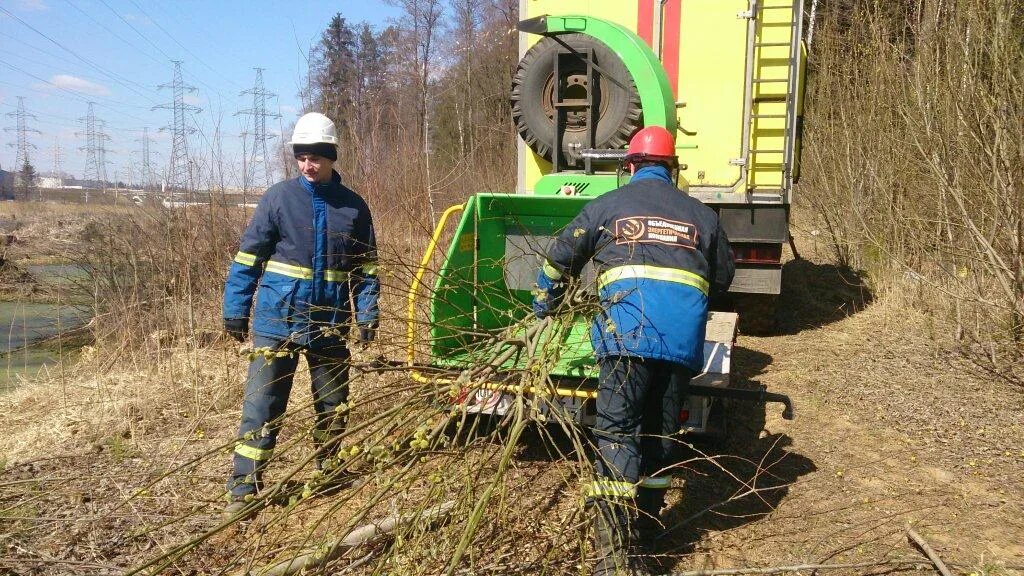 Расчистка трассы вл от деревьев. Расчистка лэп от деревьев и кустарников. расчистка лэп от кустарника. расчистка от деревьев под лэп. расчистка просеки под лэп.
