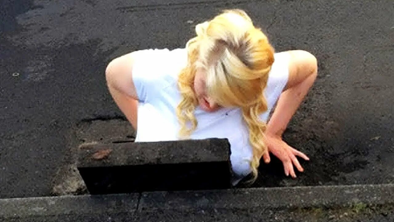 Девушка застряла анимация. Женщина застряла в двери. Аниме дыра в стене. Аниме дыра в стене. Девушка застряла анимация.